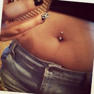 Plan cul Abbeville ventre tatoue piercing nombril