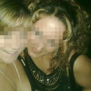 Plan cul a Montreuil avec seins proeminents et decollete profond