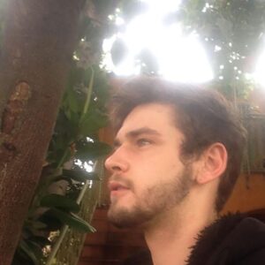 Plan cul a Tarare avec homme regard fixe barbe naissante