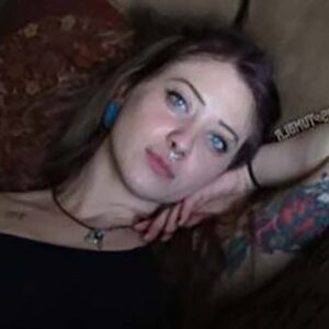 Plan q a Narbonne femme au decollete noir genereux et