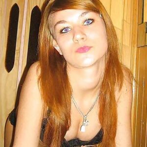 Rousse aux seins genereux et decollete profond a Narbonne posant