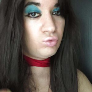 Travesti sexy a Dieppe seins nus collier rouge