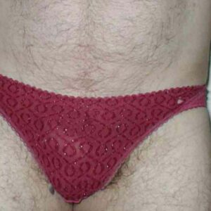 Travestie dAngouleme en slip rouge transparent revelant penis poilu et