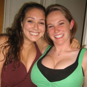 Vierzon deux femmes souriantes aux seins genereux et aux